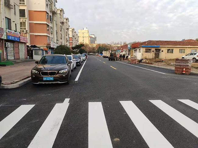 城陽(yáng)南疃小區南門(mén)道路劃線(xiàn)完工